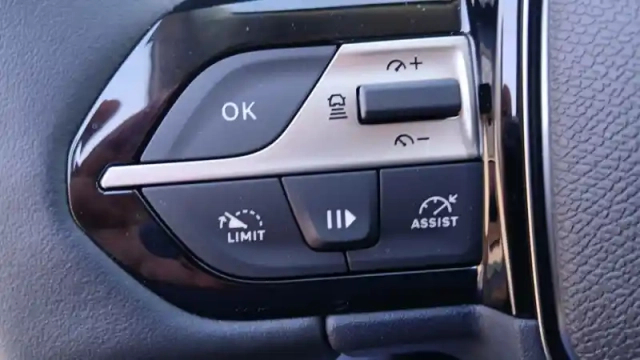 Peugeot 308 plug-in hybrid 195 ch e-dcs7 — photo 38