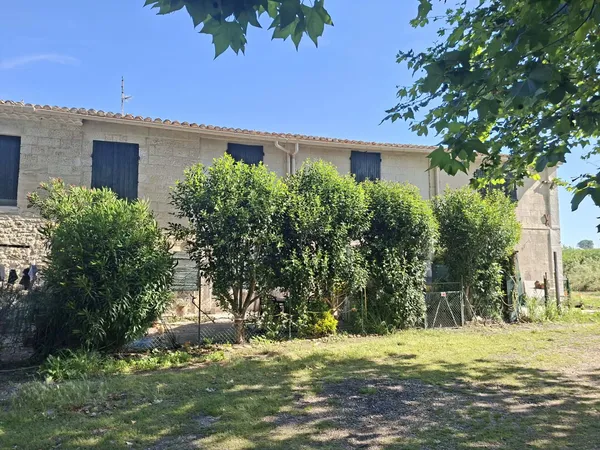 Location - Appartement rénové de 68 m2 en RDC avec extérieur privatif et parking