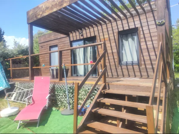 Agréable chalet situé sur un terrain de camping avec piscine