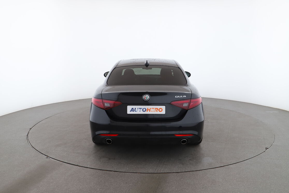 Alfa Romeo Giulia 2.2 Super AT8 — photo 4