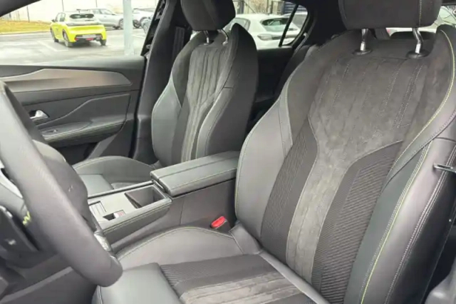 Peugeot 308 phev 180 e-eat8 — photo 10