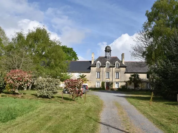 SAINT MEEN LE GRAND : IMMEUBLE conviendrait investisseur