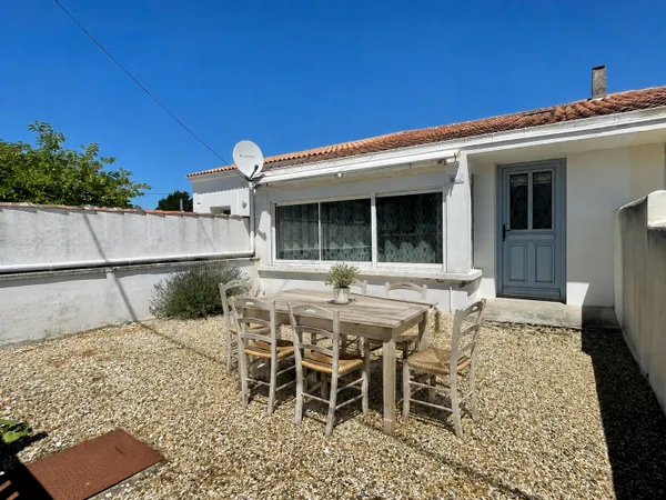À 500 m de la plage, charmante maison avec cour fermée - La