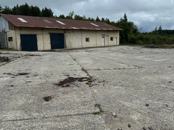 Hangar à louer en bord de départementale à saint angel 2400m²