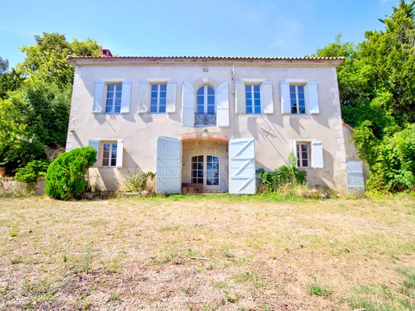 LAYRAC proche AGEN - Maison de maître de 240 m² avec dépendances et étang, située sur 4,5 hectares.