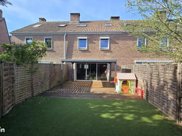 Belle maison dans une rue piétonne