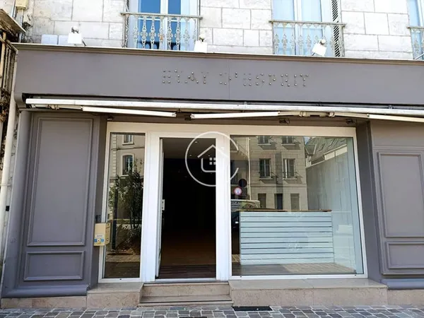 Local commercial 1 pièce 77 m²