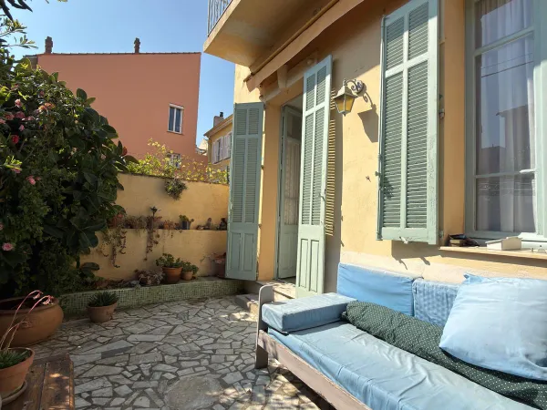 Cannes : Rez de jardin comme une maison, charme, terrasse et calme