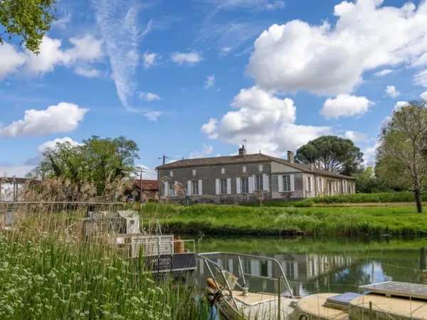 Maison pittoresque au bord des canaux avec accès direct à l'eau
