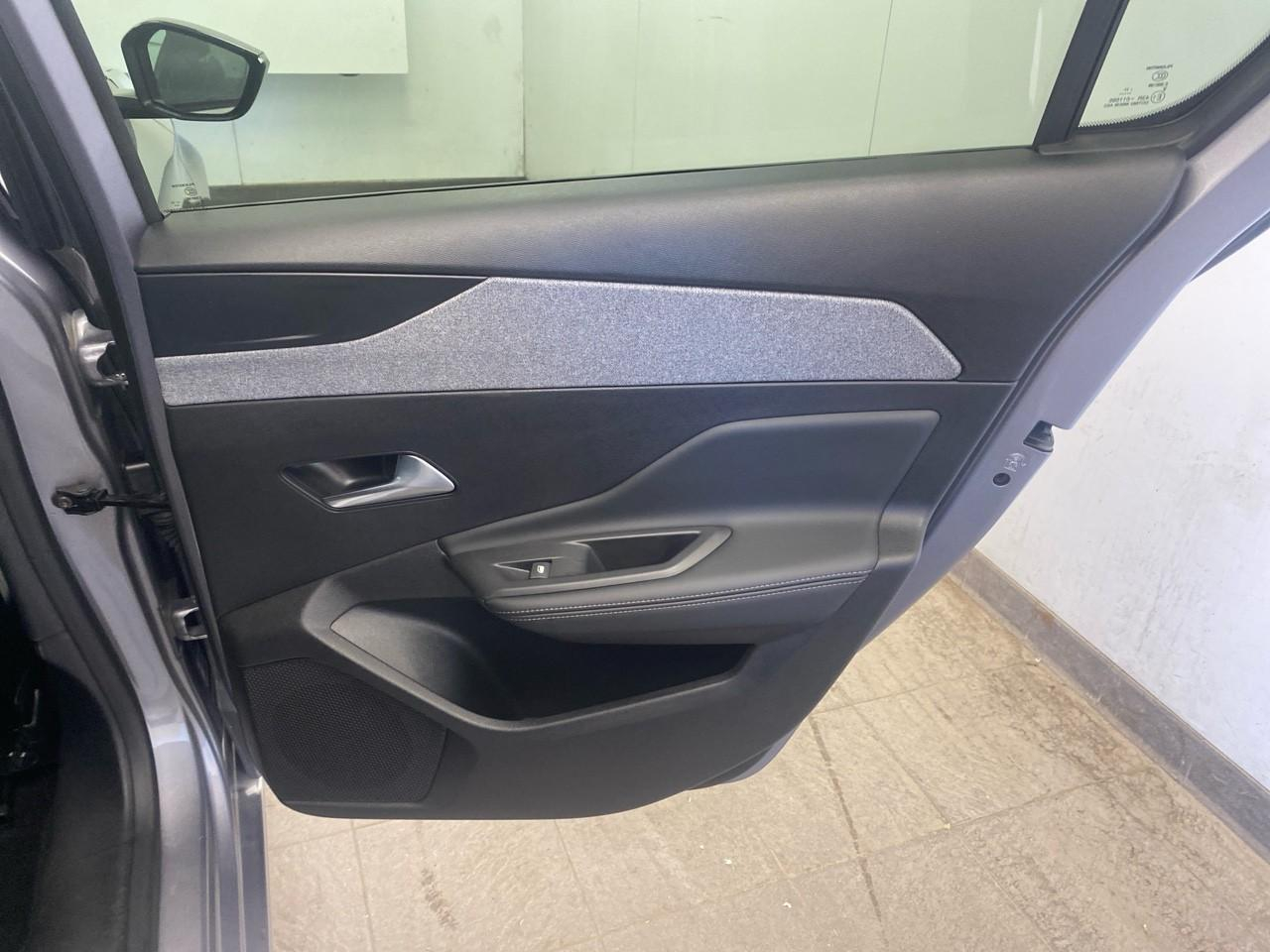 Peugeot 308 hybrid 145 e-dcs6 allure — photo 24