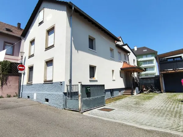 Grande maison de caractère avec jardin, piscine et parkings