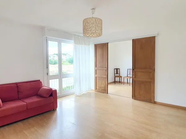 APPARTEMENT LUMINEUX ET SPACIEUX , QUARTIER AGREABLE , COMMERCES À PROXIMITÉ .