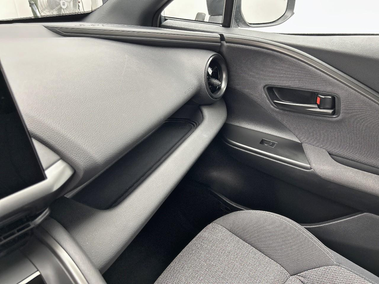 Toyota C-Hr hybride 140 design — photo 28