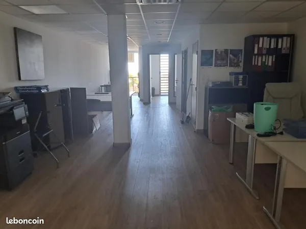 Bureau 65 m²