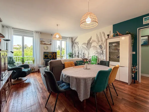 Appartement entièrement rénovée avec 3 chambres et garage