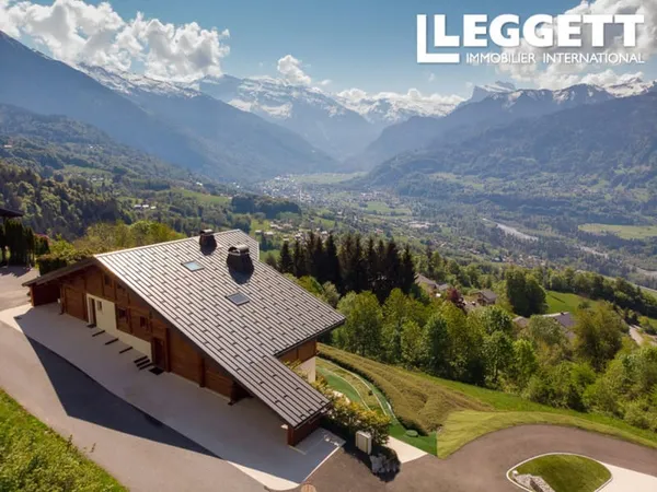 Chalet moderne avec vue imprenable sur les montagnes, divisé en 3 appartements séparés donnant sur S