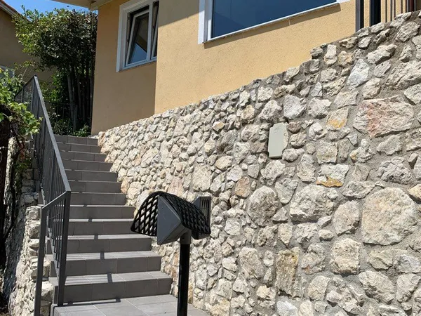 Nice . [URL masquée pour votre sécurité] avec jardin