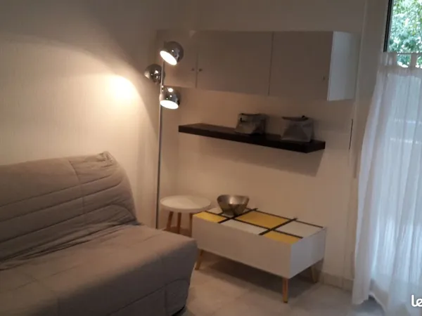 Studio 21 M2 + terrasse à louer