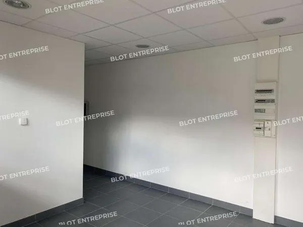 À LOUER - BUREAUX - 46 m² - LOPERHET