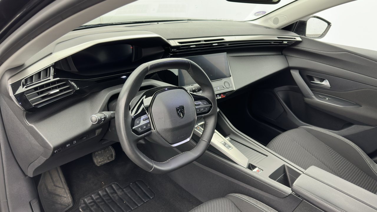 Peugeot 308 SW PHEV 180 e-EAT8 — photo 12