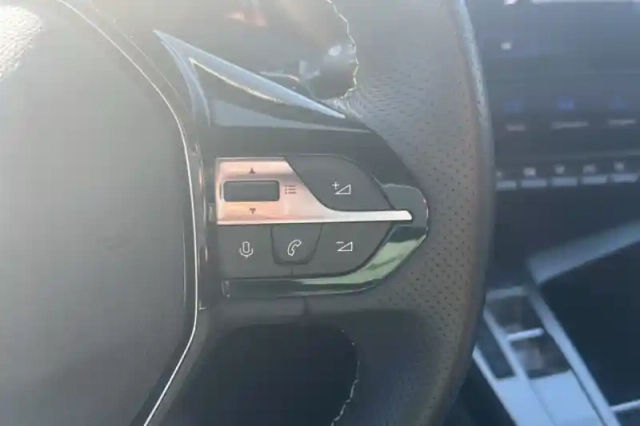 Peugeot 408 phev 225 e-eat8 — photo 17