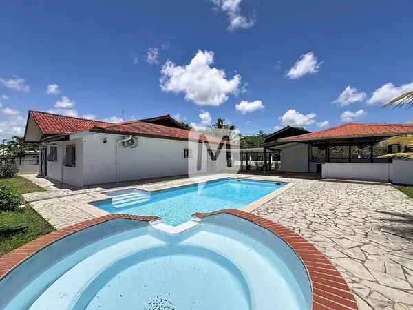 DPT GUYANE, à vendre MATOURY Maison T6 + appartement T2 de 208m2 sur un terrain de 1043 m2