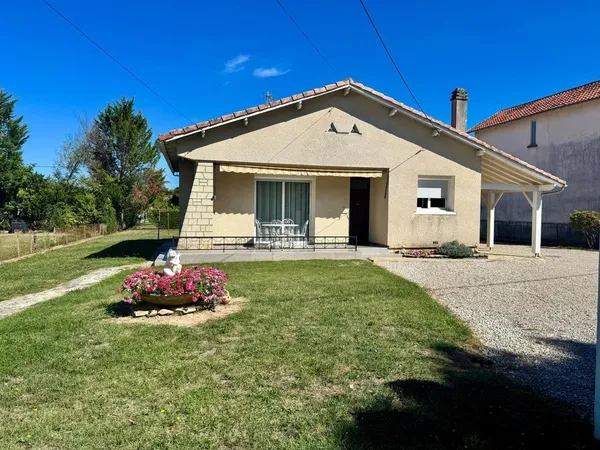 Maison rénovée avec deux garages à Bias