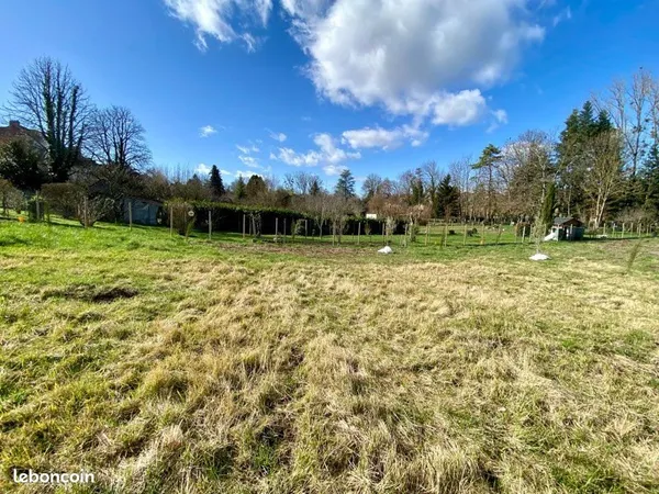 Plein centre Bellerive,à1 mn en voiture du pont , terrain calme de 1000 m2 viabilisé. Sud ouest