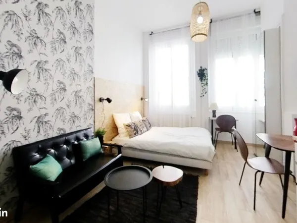 Sans frais d'agence, centre-ville Studio de standing tout meublé avec charme par décoratrice d'intér