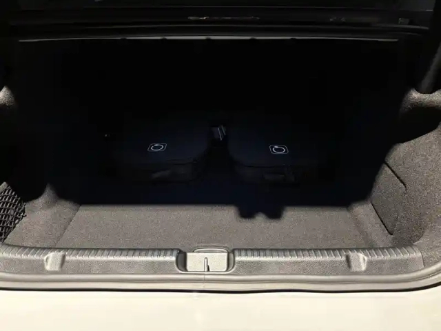 Mercedes Eqe 300 — photo 19