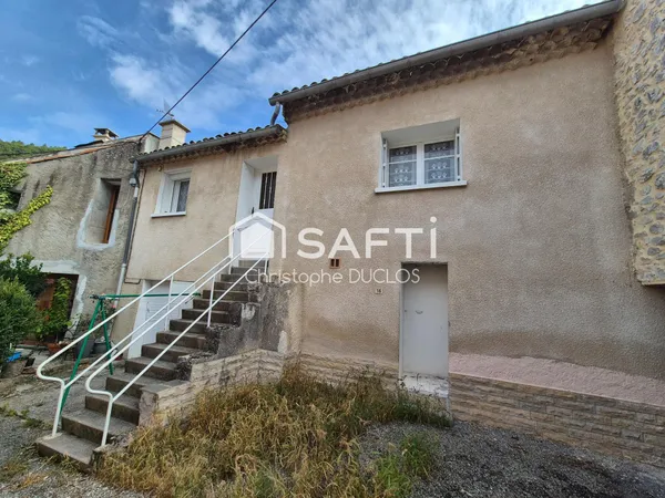 Maison de village avec caves.