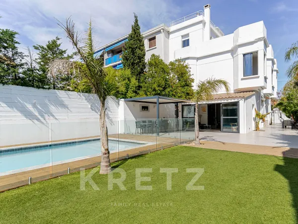 Marseille 9e - Maison de ville de caractère, rénovée, avec jardin et piscine