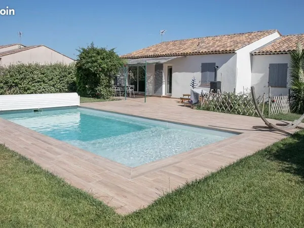 Située dans un environnement calme et résidentiel, cette maison de plain-pied offre un cadre de vie
