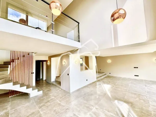 Maison 7 pièces 217 m²