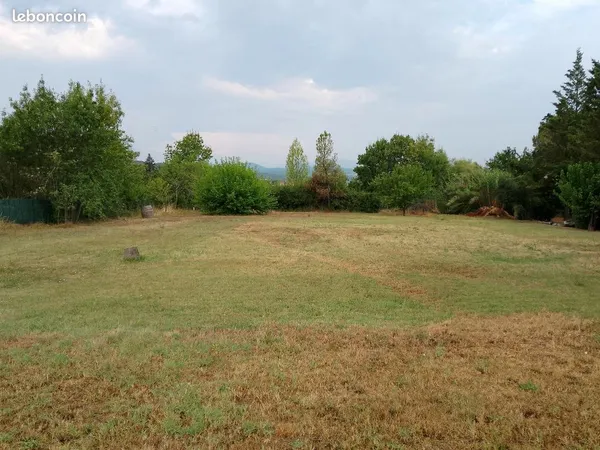Terrain constructible 1400 m2 à Beaulieu