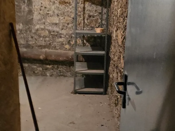 Loue cave 15m² métro Monceau