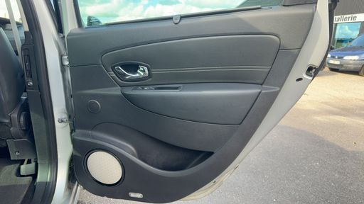 Renault Grand Scenic 1.6 dCi 130 - Bose Edition – 2015 – 131155 km – Diesel – Boîte Manuelle — photo 21