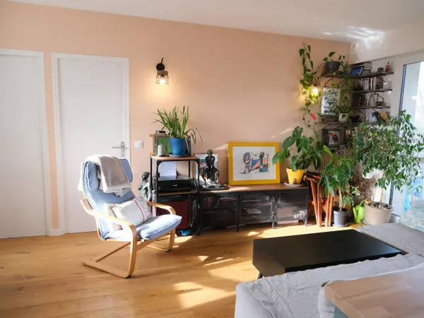 Paris 20e - Jourdain - 2 pièces lumineux traversant avec balcon filant