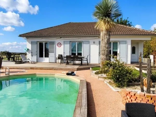 Pavillon avec vie de plain-pied et piscine.
