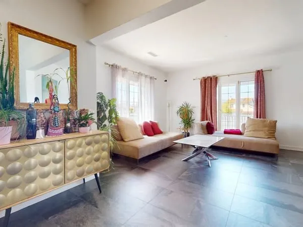 BELLE MAISON FAMILIALE AVEC PISCINE PLEIN SUD