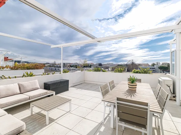 RETOUR À LA VENTE - Appartement 3P en dernier étage, grande terrasse, vue dégagée, piscine
