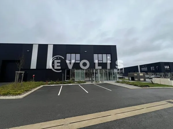 Locaux d'activité - A LOUER - 684 m² non divisibles