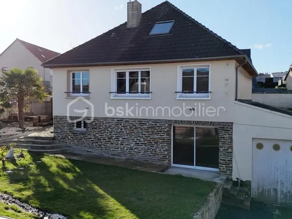 Maison sur sous sol aménagé bénéficiant d'un grand garage attenant
