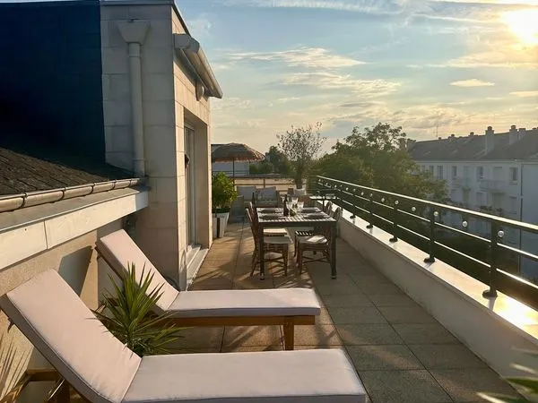 Dernier étage avec terrasse de 90 m² • 2 box fermés • Cave
