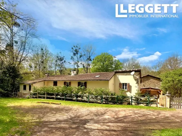 Maison en pierre avec 2 pièce de vie, 5 chambres, apartement, jardins attenant et vue sur la rivière