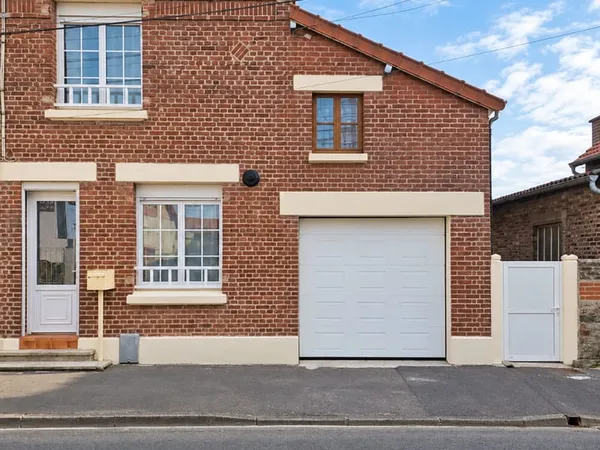 À VENDRE MAISON DE VILLE AVEC JARDIN ET GARAGE LAON