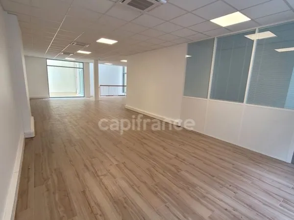 Dpt Paris (75), à vendre PARIS 15EME ARRONDISSEMENT Local commercial 200 m²