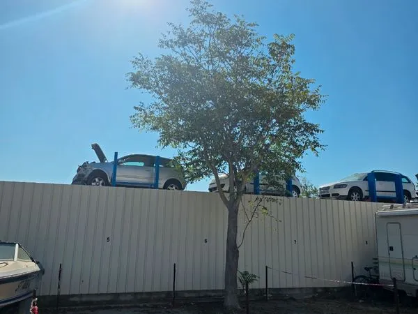 Emplacements de parking sécurisés (bateau, camping-car, voiture...) - 20 m²