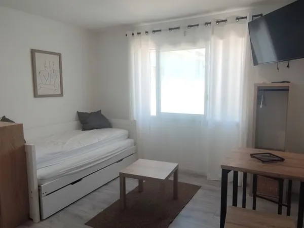 Appartement studio, clair, calme, Tb situé, parking clos, Lavante-séchante, Internet Fibre / TV