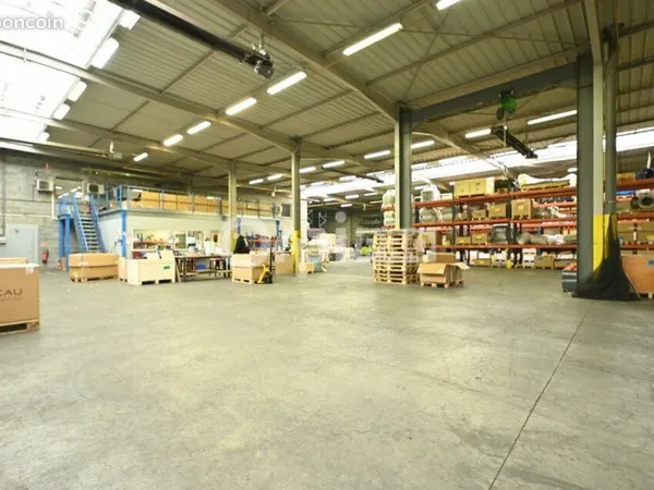 Local d'activité 1 858 m²
